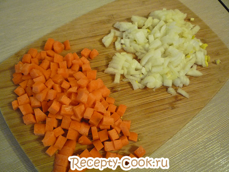 Нарезанная морковь и лук для супа из баранины
