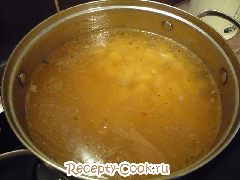 Картофель для супа варится в кастрюле