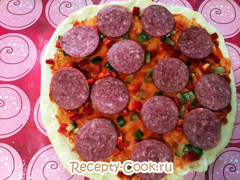 пицца с колбасой фото
