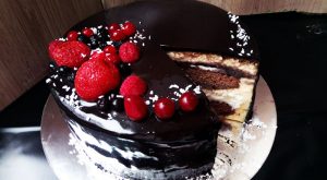 Шоколадный торт с кокосовым кремом и глянцевой глазурью
